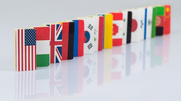 El efecto dominó con mosaicos de banderas de diferentes países del mundo Juegos políticos