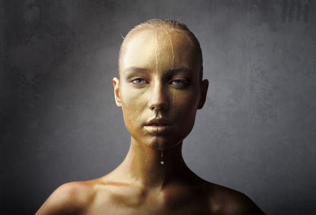 Efecto dorado en el rostro de una mujer.