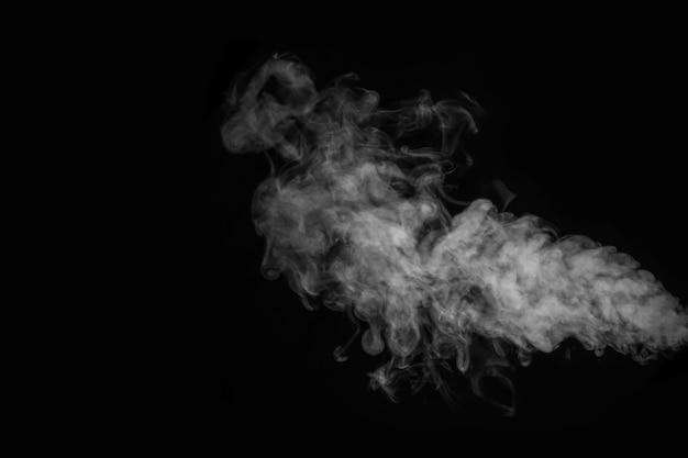 Efecto especial transparente aislado de vapor blanco rizado, niebla o humo sobre fondo negro. Fondo abstracto de niebla o smog, elemento de diseño para su imagen, diseño para collages.