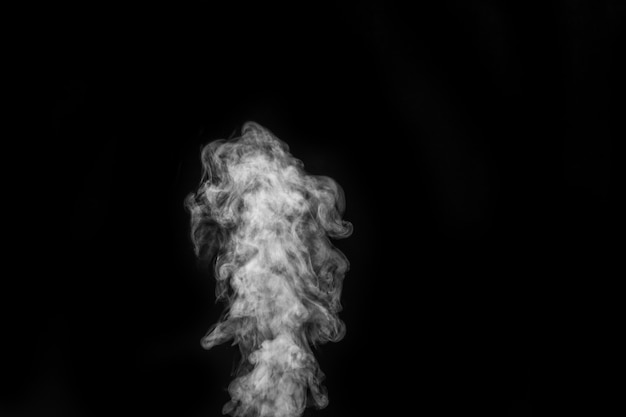 Efecto especial transparente aislado de vapor blanco rizado, niebla o humo sobre fondo negro. Fondo abstracto de niebla o smog, elemento de diseño para su imagen, diseño para collages.