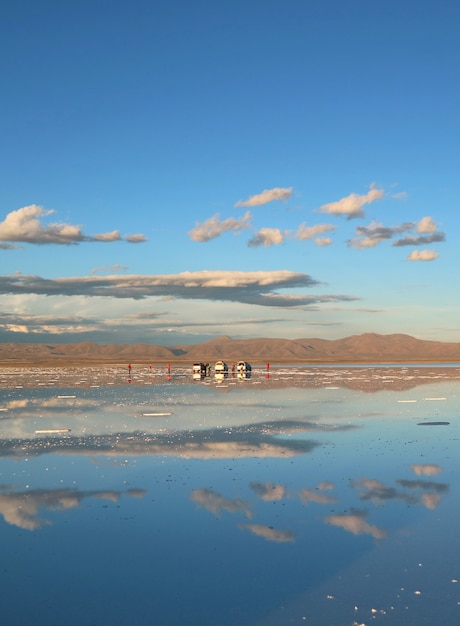 El efecto espejo en Uyuni Sales Flats o Salar de Uyuni de Bolivia, Sudamérica