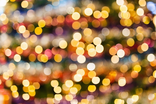 Foto efecto de fondo de luz bokeh desenfocado en el árbol de navidad con bolas