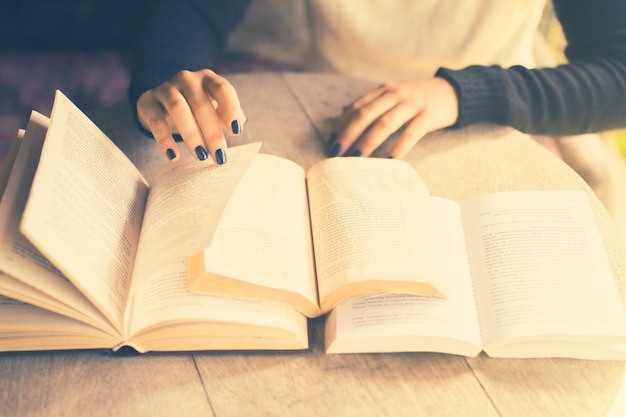 Efecto de foto vintage de niña leyendo un libro