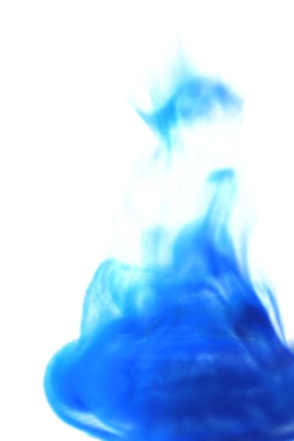 Foto efecto de gota de tinta de humo líquido azul sobre fondo blanco