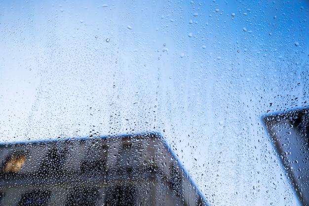 Foto efecto de lluvia sobre fondo urbano