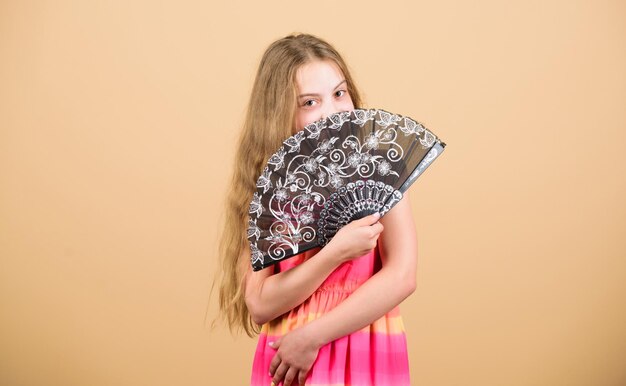 Efecto refrescante Abanicos plegables Escuela de interpretación Baila con un abanico Chica abanicándose con un abanico Circulación de aire Arte y cultura El ventilador de mano crea un flujo de aire El flujo de aire de los abanicos aumenta la evaporación