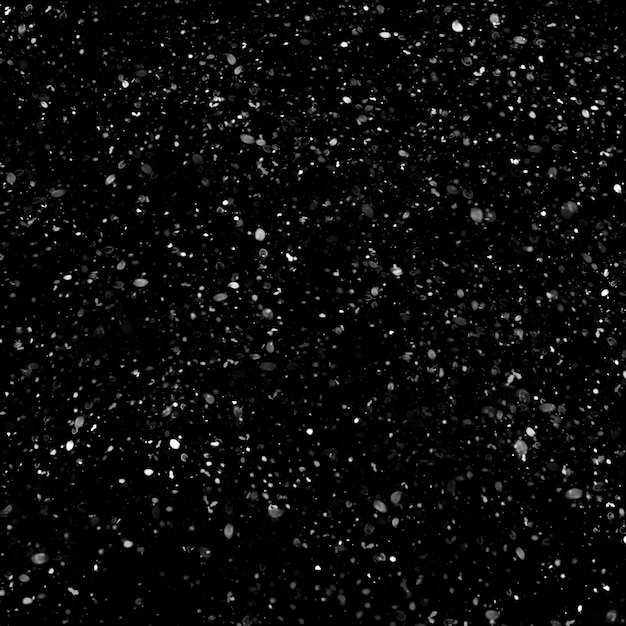 Efecto de textura de nieve blanca natural aislado sobre fondo de noche negra