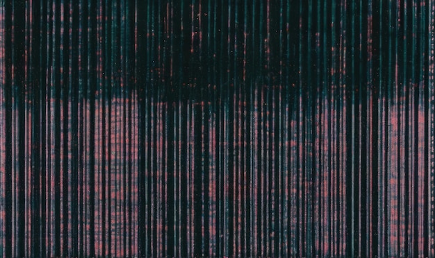 El efecto VHS cubre la composición imitando el ruido blanco sobre una textura de película grunge