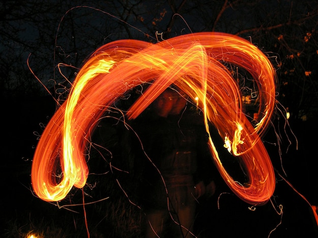 Efectos de la llama del fuego en la noche. Movimiento suave en el negro.