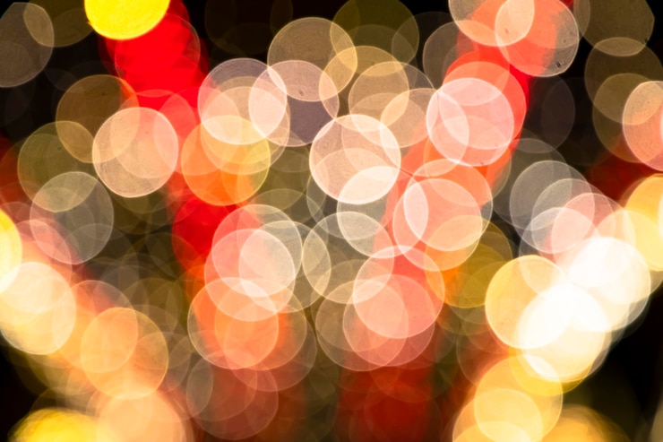 Foto efectos de luz bokeh abstractos y coloridos en la textura de fondo negro de la noche