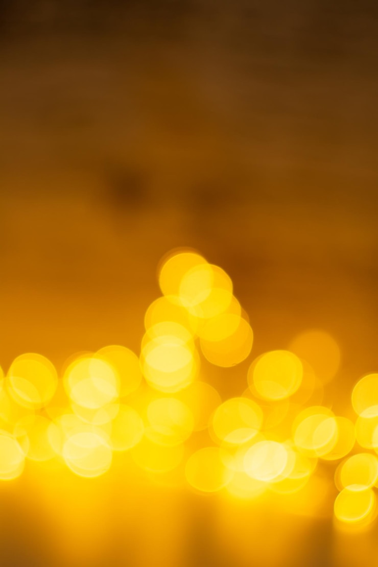 Foto efeito bokeh luzes douradas fundo preto estrelas mágicas cintilantes abstrato brilhando