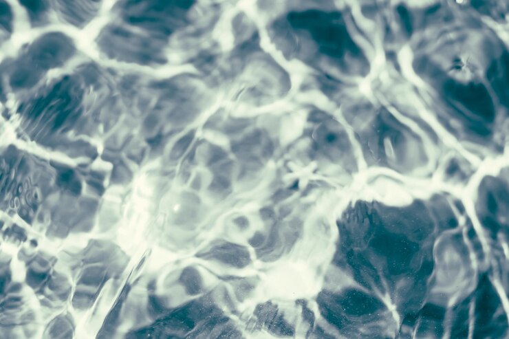 Foto efeito de desfoque foco suave natureza real ondulado mar oceano superfície da água papel de parede abstrato do projeto do fundo ondas subaquáticas em raios de sol água do dia em todos os lugares coleção de fotos tonificada azul escuro