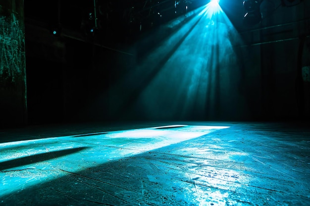 Efeito de iluminação do palco na sala escura com fumaça e raios de luz