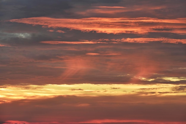 Efeito de luz do sol para nuvens que as fazem brilhar de manhã