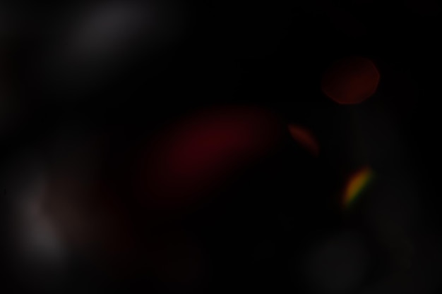 Efeito de sobreposição de prisma de prisma de reflexo de luz azul no fundo preto cristais de cruzamento de luz prismáticos raios de reflexões de coletor de sol Raios de reflexo de lente colorida turva abstrato bokeh no escuro
