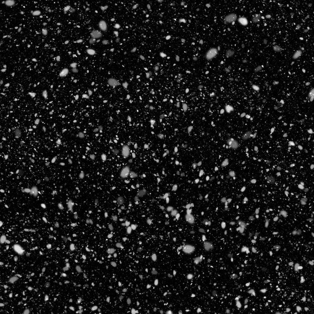 Efeito de textura de neve branca natural isolada no fundo da noite negra