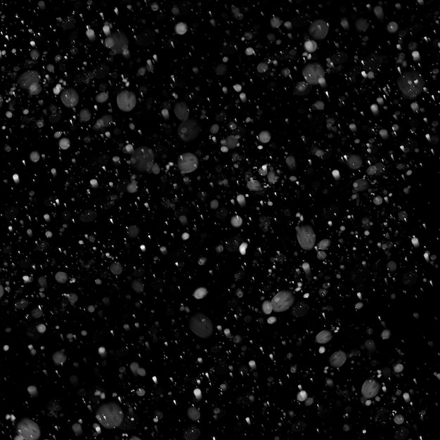 Efeito de textura de neve branca natural isolada no fundo da noite negra