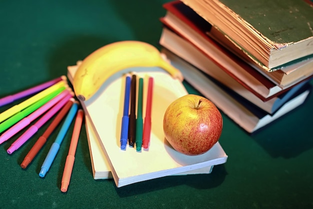 Foto efeito grunge foto livro educacional pilha caneta maçã