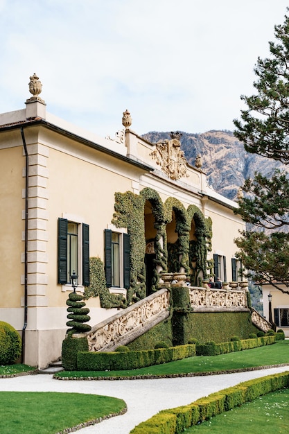 Efeubedeckte Arkade der Villa Balbianello in einem grünen Park am Comer See italien