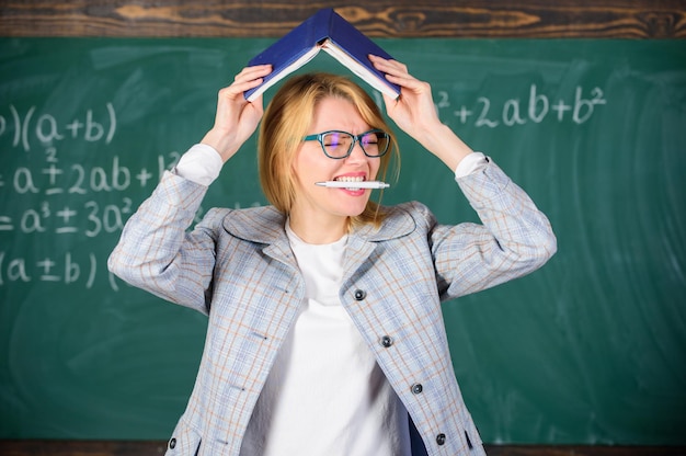 Effektive Methode zum Erinnern an Informationen Vergessen Sie wichtige Informationen Behalten Sie das Gedächtnis aufrecht Verbessern Sie die Gedächtnisfähigkeit Lehrerin mit Buch als Dach auf dem Kopf Gedächtnismethode Trainieren Sie das Gedächtnis jeden Tag