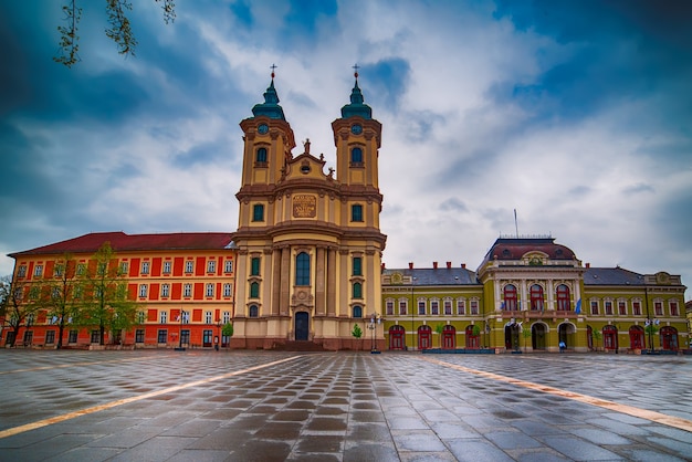 Eger-Hauptplatz in Ungarn, Europa mit dunklem schwermütigem Himmel und katholischer Kathedrale Reisen Sie im Freien europäischen Hintergrund