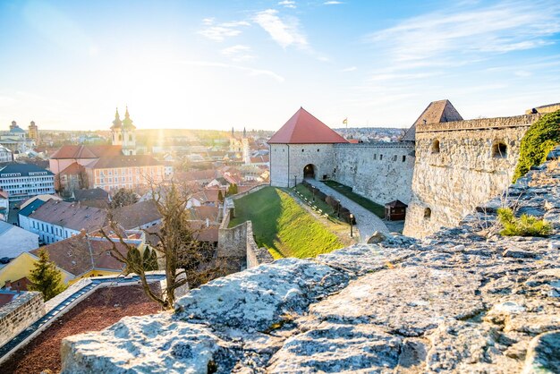 Eger Hungria vista sobre a cidade velha medieval da fortaleza histórica no pôr do sol