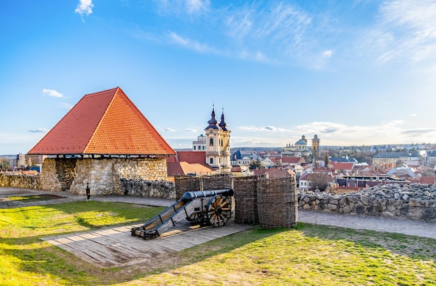 Eger Hungria vista sobre a cidade velha medieval da fortaleza histórica no pôr do sol