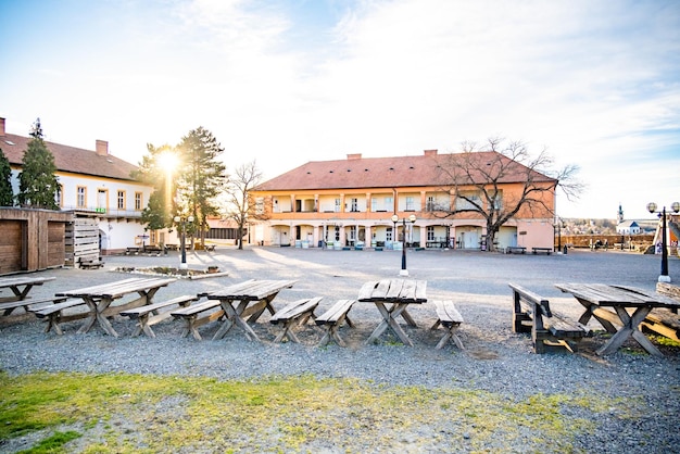 Eger Hungría vistas al casco antiguo medieval desde la fortaleza histórica al atardecer