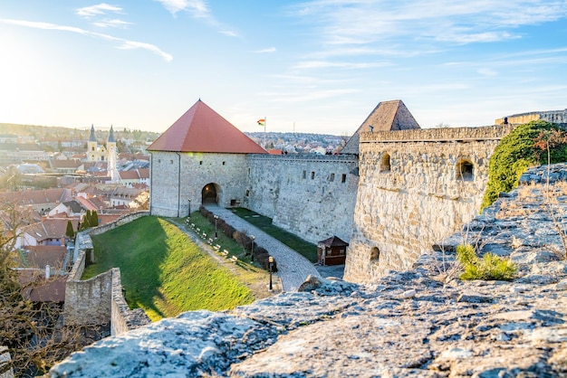 Eger Hungría vistas al casco antiguo medieval desde la fortaleza histórica al atardecer