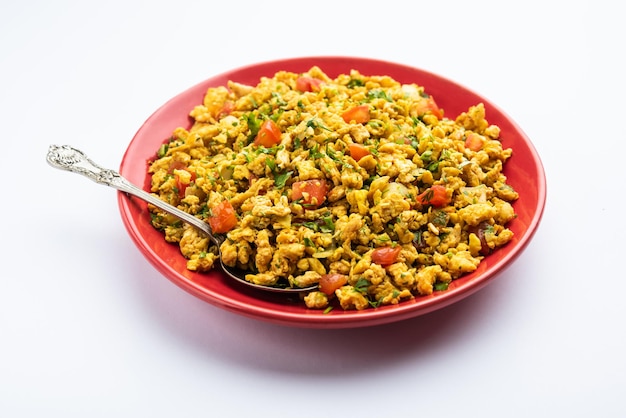 Egg bhurji también conocido como Masala Anda Bhurji es un plato de huevos revueltos que es una popular calle india