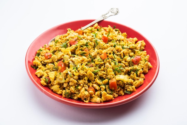 Egg bhurji también conocido como Masala Anda Bhurji es un plato de huevos revueltos que es una popular calle india