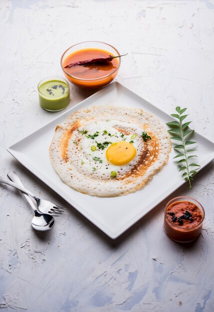 Egg Dosa é um café da manhã ou refeição não vegetariano popular do sul da Índia, servido com sambar e chutney