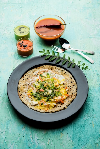 Egg Dosa es un popular desayuno o comida no vegetariana del sur de la India, servido con sambar y chutney