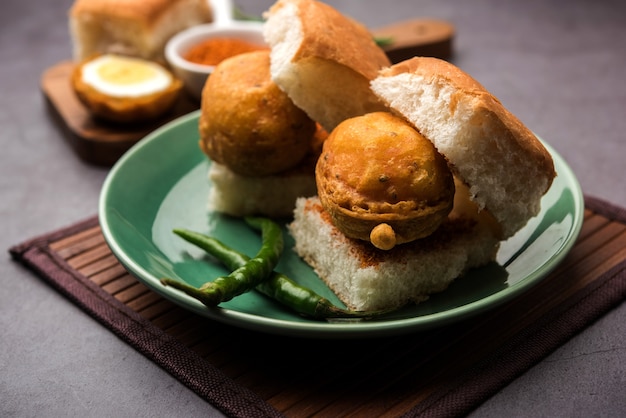 Egg Vada Pav o Anda Wada Paav o Pav es un plato de comida rápida no vegetariana de Maharashtra, India