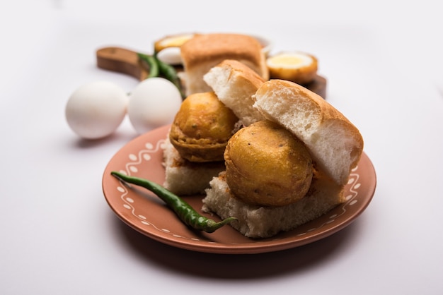 Egg Vada Pav oder Anda Wada Paav oder Pav ist ein nicht-vegetarisches Fastfood-Gericht aus Maharashtra, Indien