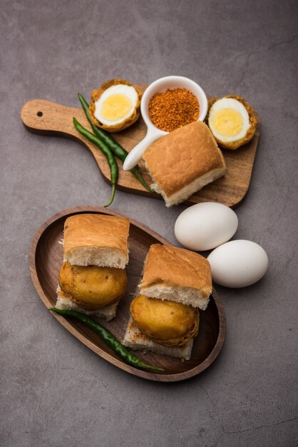 Egg Vada Pav ou Anda Wada Paav ou Pav é um prato fast food não vegetariano de Maharashtra, na Índia