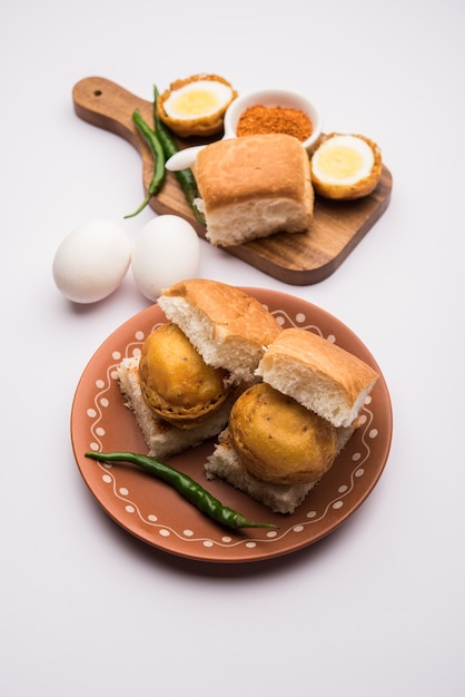 Egg Vada Pav ou Anda Wada Paav ou Pav é um prato fast food não vegetariano de Maharashtra, na Índia