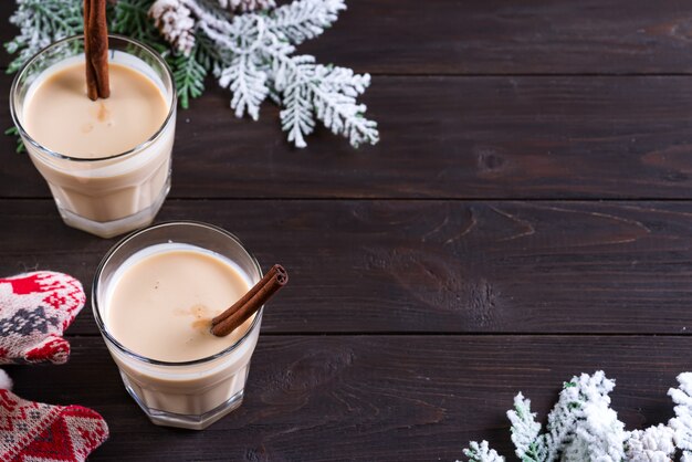 Eggnog Gemadinha ist ein alkoholisches Getränk oder Cocktail auf einem dunklen hölzernen Weihnachtsgetränk. copyspace