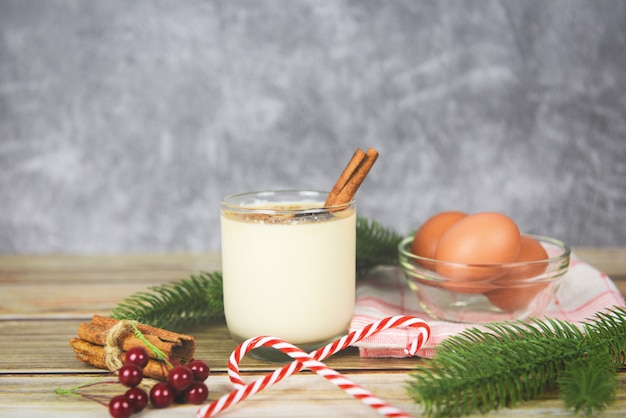 Eggnog köstliche Weihnachtsgetränke wie Themenpartys mit Zimt und Muskatnuss für traditionelle Weihnachts- und Winterferien Hausgemachter Eierlikör in Gläsern und mit frischen Eiern dekoriert