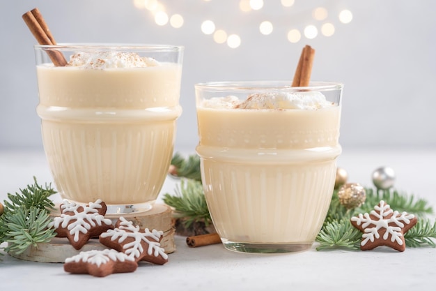 Eggnog traditionelles Weihnachtsgetränk gewürzter Eiermilchcocktail