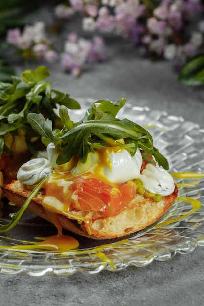 Eggs Benedict mit Avocado-Toast Leckeres und gesundes Frühstück Gesundes Ernährungskonzept