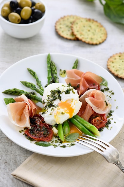 Eggs Benedict mit Spargel und Schinken