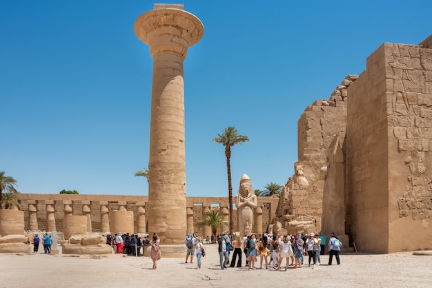 Egipto, Luxor - 11 de abril de 2021: Antiguas ruinas del templo de Karnak en Luxor (Tebas), Egipto. El mayor complejo de templos de la antigüedad en el mundo. Patrimonio Mundial de la UNESCO.