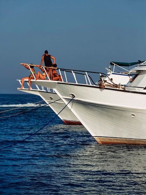 Egipto, Mar Rojo, Hurghada, turistas en un barco de buceo de madera - EXPLORACIÓN DE LA PELÍCULA