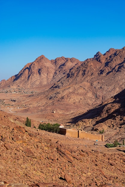 Egipto, el monasterio de Catalina en un día soleado, vistas a la montaña