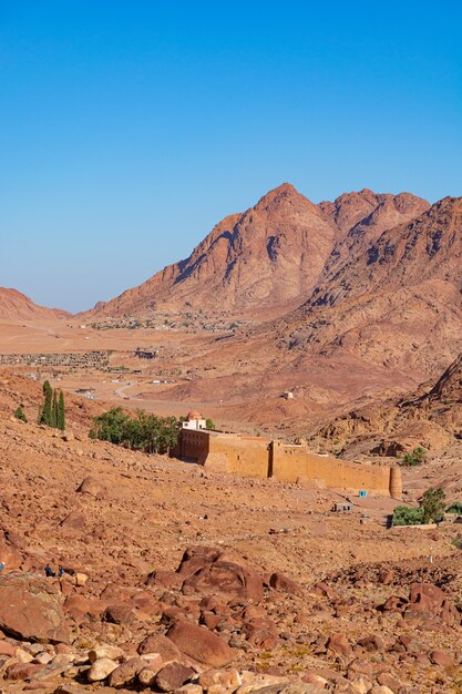 Egipto, el monasterio de Catalina en un día soleado, vistas a la montaña