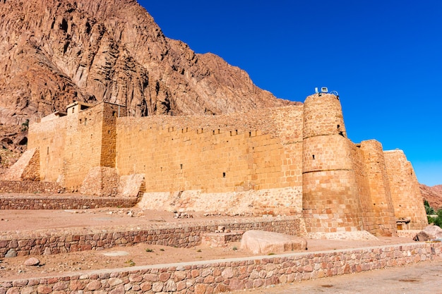 Egipto, el monasterio de Catalina en un día soleado, vistas a la montaña