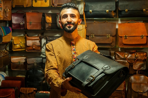 Egipto sallerman mostrando sus bolsas en el mercado de arambol goa