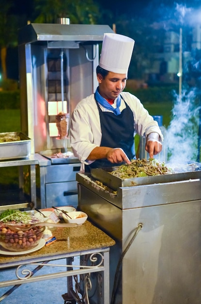 EGIPTO SHARM EL SHEIKH los chefs del hotel preparan al huésped una cena al aire libre