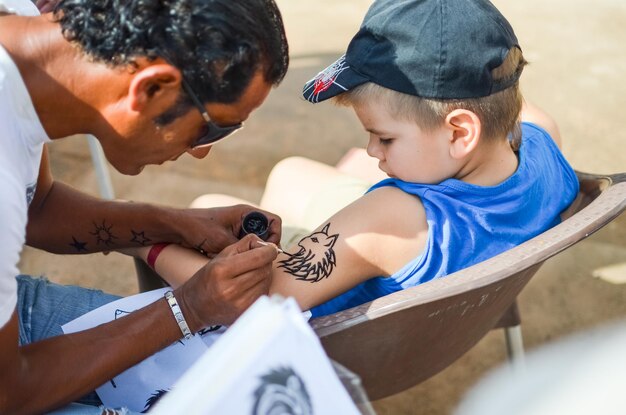 Foto egipto sharm el sheikh en la playa distribuidor de egipto dibuja dibujos de henna en el cuerpo